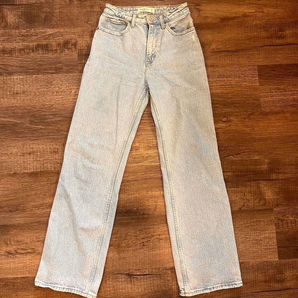 Abercrombie and Fitch 90s relaxed high rise jeans in light wash